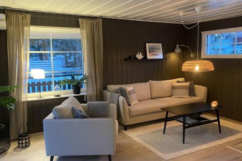 Zona de estar de Mysigt hus nära hav och skog på härliga Alnö