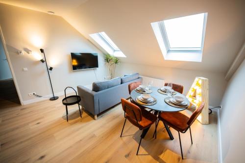 a living room with a table and a couch at Alphabet Apartments -2e Pijnackerstraat 13 in Rotterdam