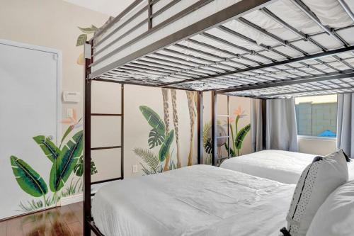 2 letti in una camera da letto con piante sul muro di Wild West Palomino by PaseoHomesAZ with Pool & Spa a Phoenix