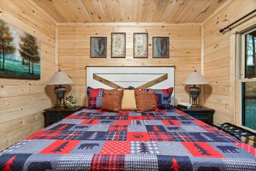 a bedroom with a bed in a cabin at 4br Cabin In Sevierville Mountain Views, Hot Tub in Pigeon Forge