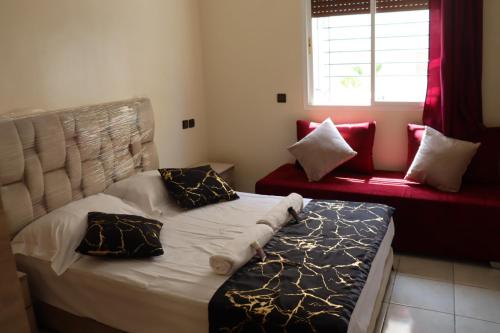 een kleine slaapkamer met een bed en een raam bij Al-Sabah Residence Agadir in Agadir