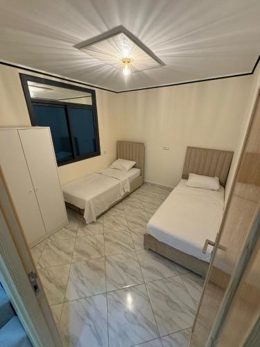a room with two beds and a window at De la murdy appartement in Imejoudene