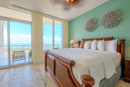 Un dormitorio con una cama con vista al mar. en 1801 Sapphire Beachfront 3 Bedroom Condo, en South Padre Island