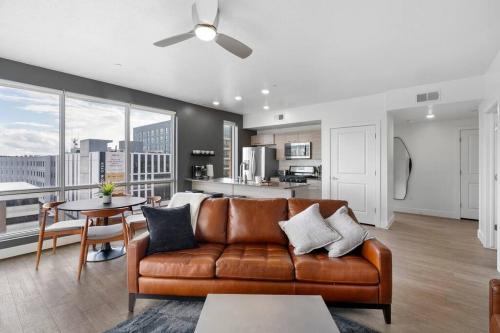 Χώρος καθιστικού στο Spectacular Central City 2BD2BA