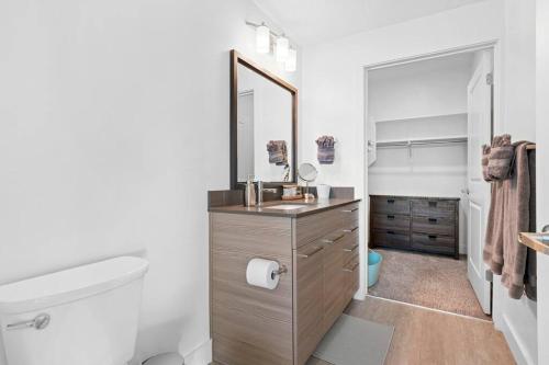 Ένα μπάνιο στο Spectacular Central City 2BD2BA