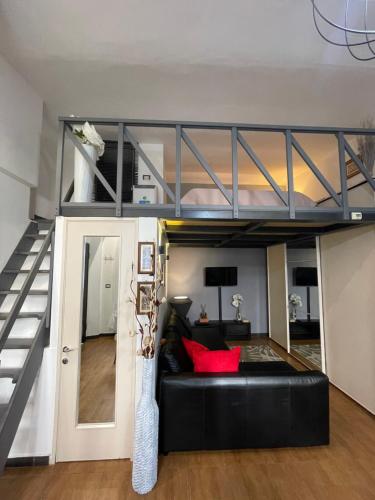 un letto a soppalco con un divano nero in una stanza di Casa Giulia di Barolo a Torino