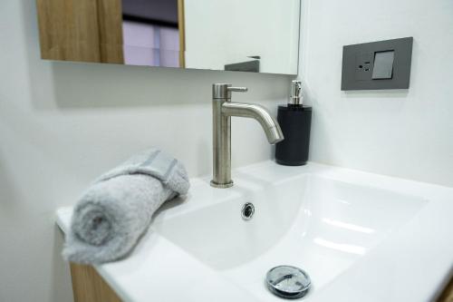 een wastafel met een handdoek erop bij 301 Norte cali - The view in Cali