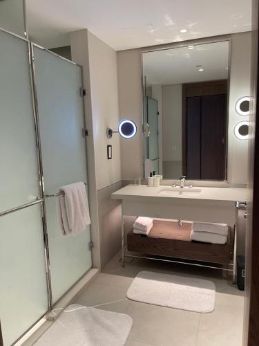 Koupelna v ubytování 1 Bedroom apartment suite Address beach marassi