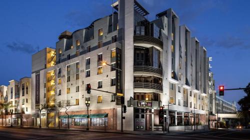 budynek na ulicy miejskiej z czerwonym światłem w obiekcie Luxury Apartment in the Center of Glendale w mieście Glendale
