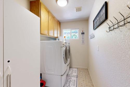 a small laundry room with a washer and dryer at The Great Escape in Copperopolis