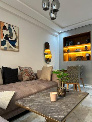 a living room with a couch and a table at Évasion paisible au centre-ville in Océan