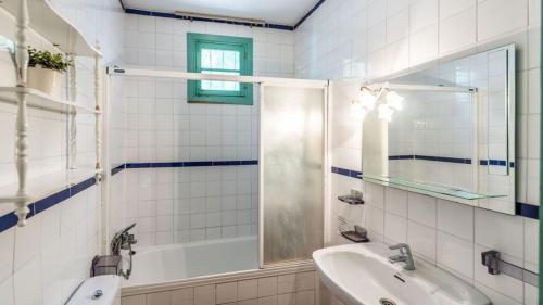 un bagno con un lavandino, una vasca e uno specchio di Cortijo el Masegal, Carcabuey, centro de Andalucia a Carcabuey