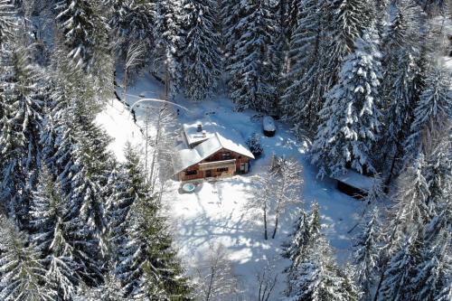 una vista aérea de una cabaña de madera en la nieve en Marmotte Mountain Retreat, en Chamonix-Mont-Blanc