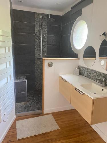 une salle de bain avec douche et lavabo dans l'établissement Villa-Piscine aux Abatilles 8 couchages, à Les Abatilles