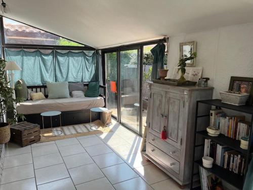 - un salon avec un lit et une étagère dans l'établissement Maison à 250 m de la plage !, à Sainte-Marie-la-Mer