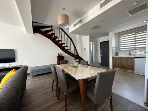 comedor y sala de estar con mesa y escalera en Villa West Park, Near Merit Casino, en Kyrenia