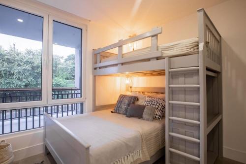 una camera con un letto a castello e una grande finestra di Casa Calma Resort Home at Venao a Playa Venao