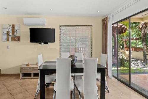 Tropical Gardens Suites and Apartmentsにあるテレビまたはエンターテインメントセンター