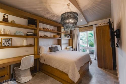 una camera con letto, scrivania e finestra di Villa Ceviche Home at the Heart of Venao a Playa Venao