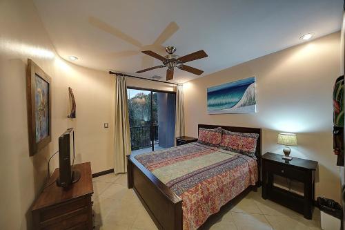 Ein Bett oder Betten in einem Zimmer der Unterkunft Monaco Condominiums