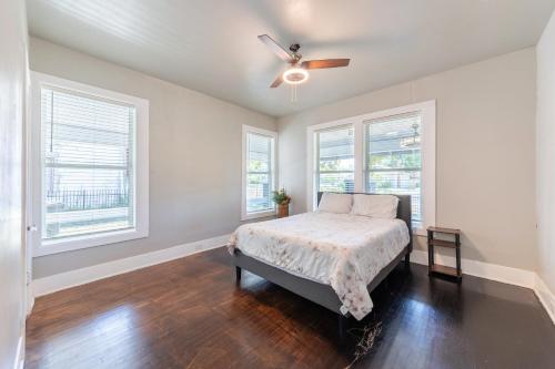 a bedroom with a bed and a ceiling fan at Luxurious 6 bedroom villa near downtown in San Antonio