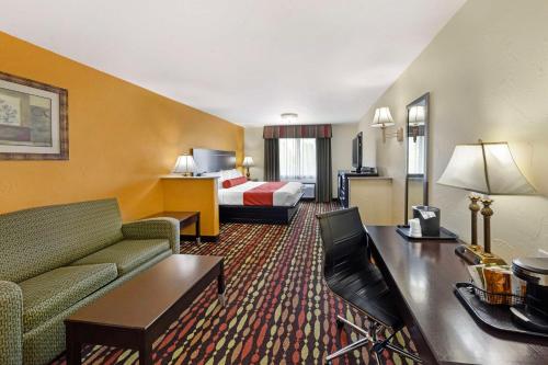 Postel nebo postele na pokoji v ubytování Best Western Greentree Inn & Suites