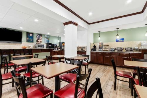 a restaurant with tables and chairs and a cafeteria at Best Western Patriots Point in Charleston