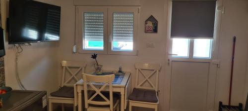 Una televisión o centro de entretenimiento en Studio apartman Loreta