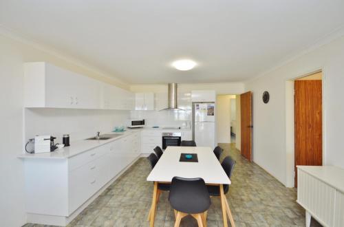 Köök või kööginurk majutusasutuses Kalbarri Waters B - Kalbarri, WA