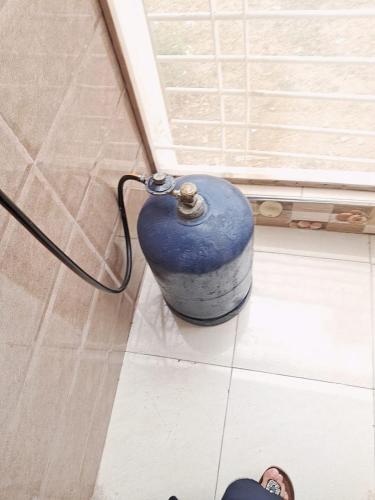 eine blaue Vase auf dem Boden in einem Raum in der Unterkunft اقامة Rayhana in Martil