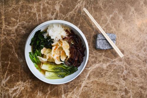 ホテルの敷地内または近くでの食事または食べ物