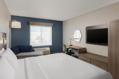 Μια τηλεόραση ή/και κέντρο ψυχαγωγίας στο Holiday Inn Express & Suites Sacramento NE Cal Expo by IHG