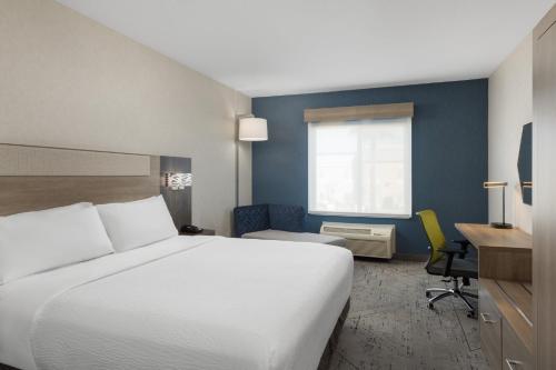 Ένα ή περισσότερα κρεβάτια σε δωμάτιο στο Holiday Inn Express & Suites Sacramento NE Cal Expo by IHG