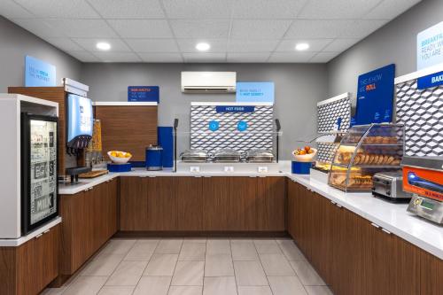 Η κουζίνα ή μικρή κουζίνα στο Holiday Inn Express & Suites Sacramento NE Cal Expo by IHG