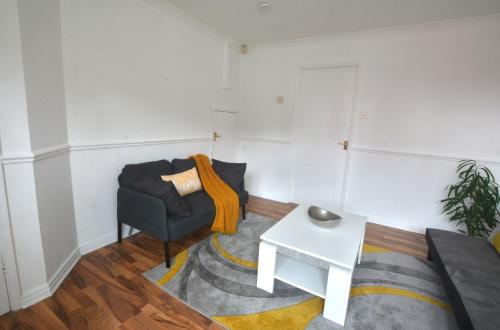 a living room with a couch and a table at Victoria Dock 3 Bedroom House sleeps 5-Free Parking-Contractor Long Stay in Hull