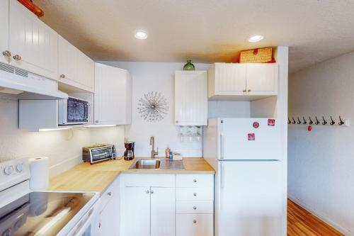 Una cocina o zona de cocina en Neskowin Ocean Haven