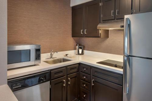 Кухня или мини-кухня в Residence Inn Hartford Manchester
