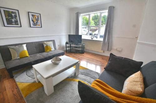 a living room with a couch and a table at Victoria Dock 3 Bedroom House sleeps 5-Free Parking-Contractor Long Stay in Hull