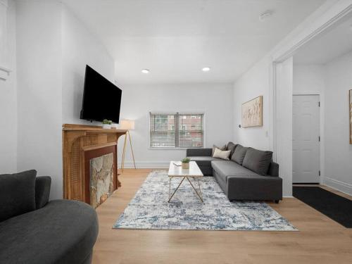 a living room with a couch and a fireplace at Shadyside, Central !1 Spacious & Modern 1 Bedroom with Parking in Pittsburgh