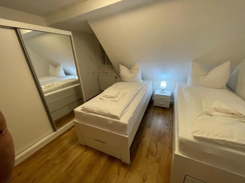 Postel nebo postele na pokoji v ubytování Apisha Apartement 3