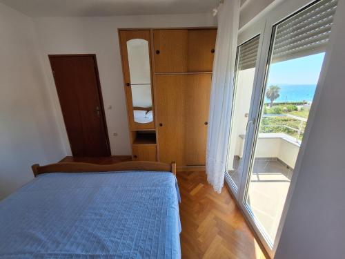 Apartment Novalja 9326b