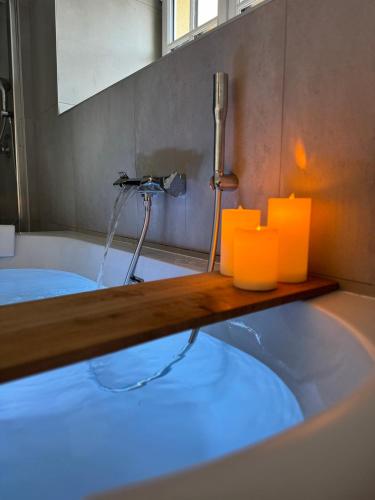 La salle de bains est pourvue d'une baignoire avec un robinet. dans l'établissement La Suite - Cathédrale, à Chartres