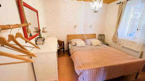 una piccola camera da letto con un letto e una finestra di Holiday home in Koröshegy - Balaton 51780 a Kőröshegy
