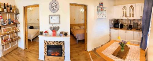 un soggiorno con camino e una camera da letto di Holiday home in Koröshegy - Balaton 51780 a Kőröshegy