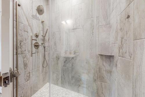 un bagno con doccia con porta in vetro di Upstate NY Lake House a Lake George