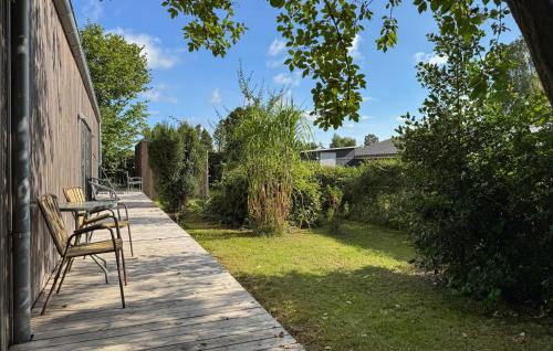 drewniany ganek ze stołem i krzesłami w obiekcie 2 Bedroom Pet Friendly Home In Præstø w mieście Præstø