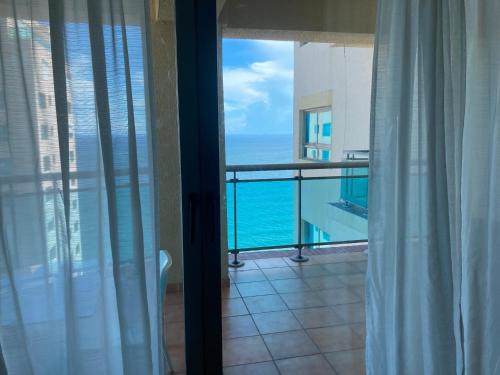 Πισίνα στο ή κοντά στο Comfortable Ocean-City View