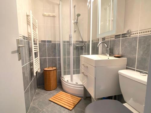 une salle de bain avec toilettes, lavabo et douche dans l'établissement Appartement lumineux à 4 min de la plage avec terrasse, parking privé et WIFI ! - FR-1-239-999, à Seignosse