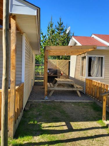 a patio with a picnic table next to a house at Cabañitas Zelada in Algarrobo