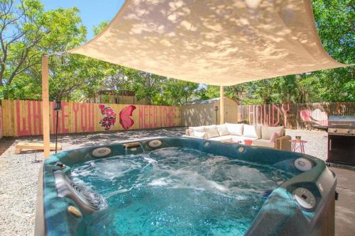Hồ bơi trong/gần 50 Shades of Pink-Hot Tub!